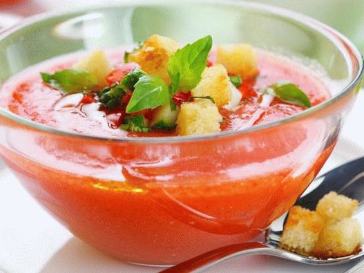 Gaspacho - version d'été du premier plat: soupe espagnole de légumes froids, souvent à base de tomates