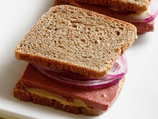 19. Sandwich à la saucisse à l'oignon et au foie