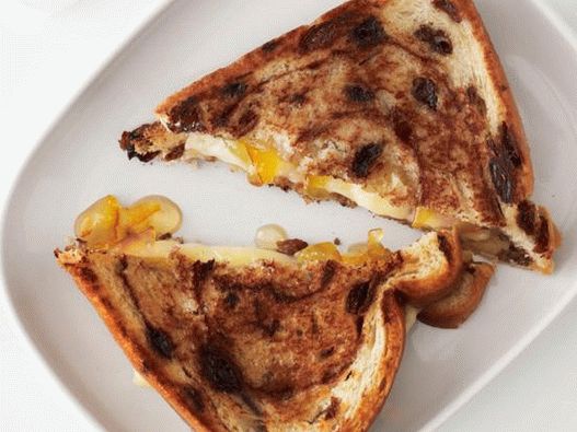 48. Avec du brie et de la confiture d'orange