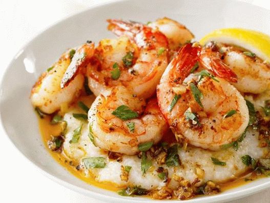 N ° 26: Crevettes à la sauce citron-ail avec du gruau de maïs