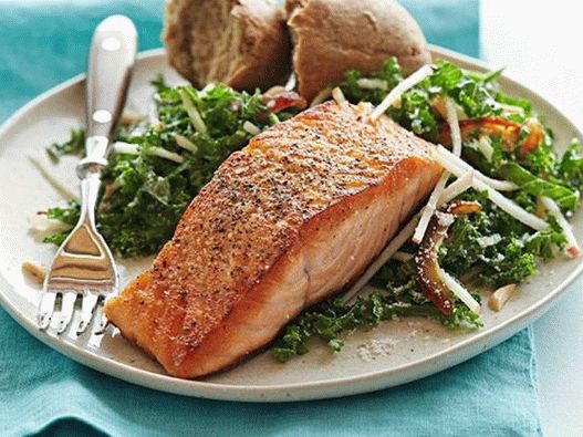 N ° 47: Saumon frit dans une poêle et salade avec pommes et dattes