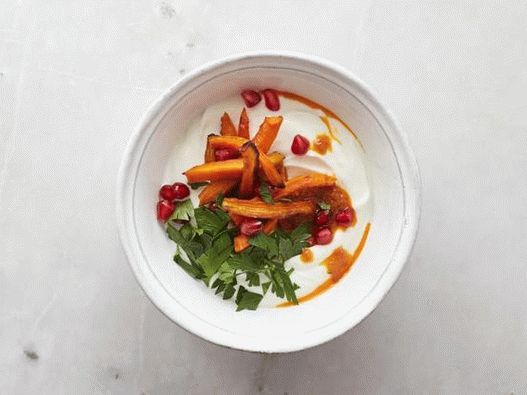 Aux carottes: harissa, carottes au four, grenade et persil