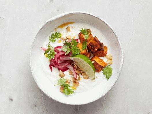 Avec des patates douces épicées: patates douces cuites au four avec du cumin, des oignons marinés, des noix de Grenoble, de la coriandre, du citron vert et de l'huile de chili