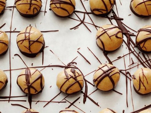 Photo de bonbons au chocolat et cacahuètes