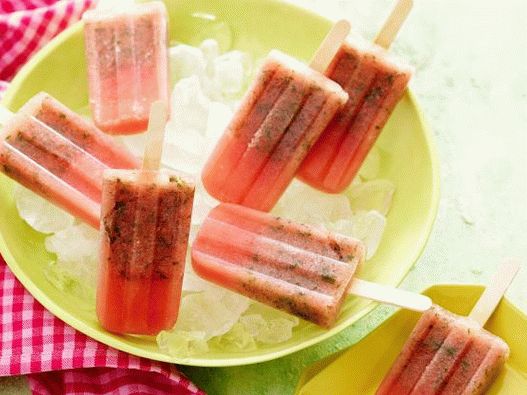 Photo coups de pastèque sur un bâton