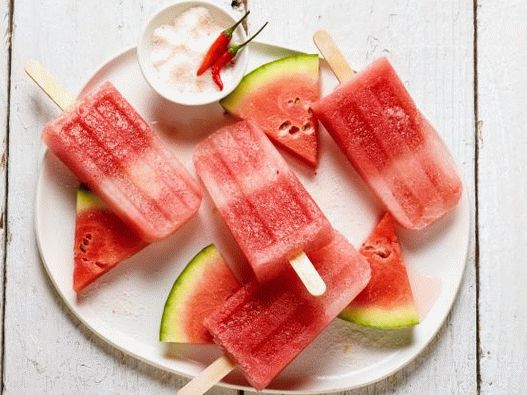 Photo Glace aux fruits, pastèque, basilic et piment