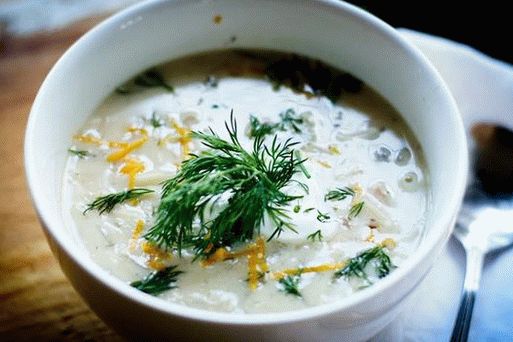 Photo d'Avgolemono à la pâte d'orzo (soupe grecque au poulet avec vinaigrette aux œufs et au citron)