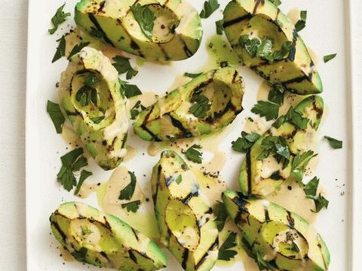 Photo d'avocat grillé à la sauce tahini