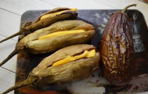 Aubergine dans un manteau de fourrure