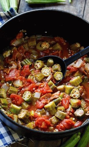 Photo gombo avec des tomates
