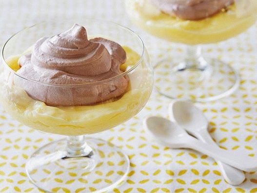 Photo de pouding à la banane avec de la crème fouettée au chocolat