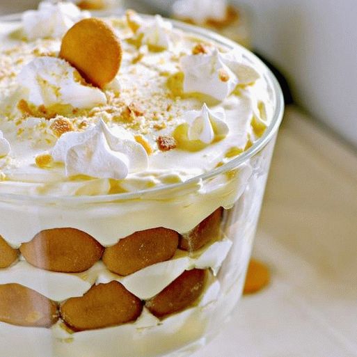 Photo de pouding à la banane à la crème fouettée