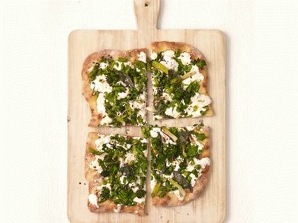 Photo pizza blanche au brocoli
