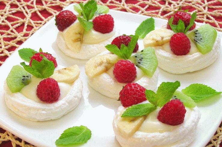 Meringue à la crème et aux fruits