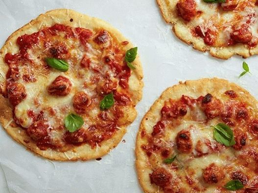 Photo pizza en portion sans gluten avec boulettes de dinde