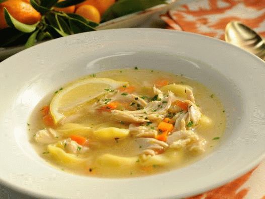 Bouillon de poulet photo rapide avec tortellinis au fromage