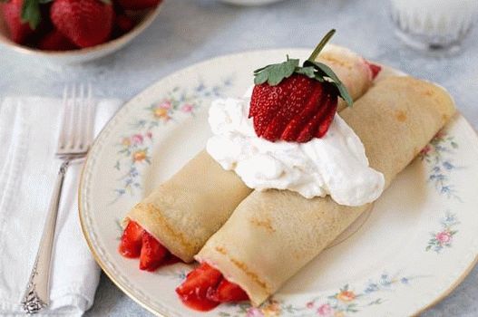 Photo Crêpes aux fraises et à la crème fouettée à la vanille