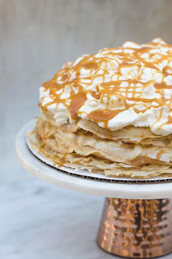 Photo gâteau aux crêpes avec mascarpone, caramel et compote de pommes