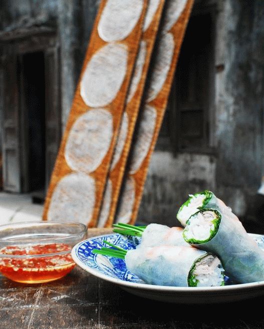 Petits pains vietnamiens aux crevettes et au porc (Goy-Kuon) et trempette de poisson