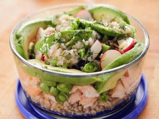 Photo d'un bol d'épeautre, de saumon et de légumes