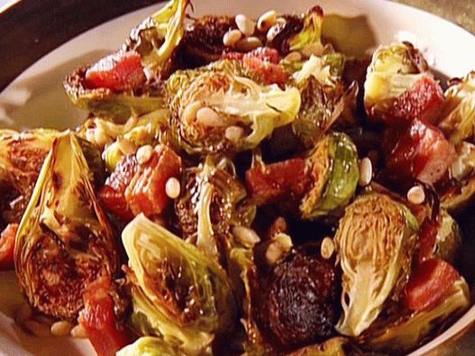 Photo de choux de Bruxelles cuits avec des noix et des baies