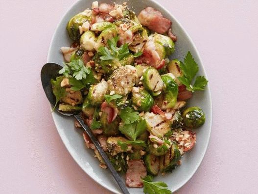 Photo de choux de Bruxelles avec du bacon grillé