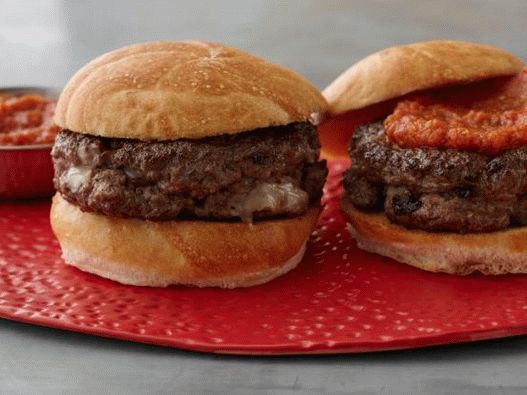 Photo Burger à l'envers avec tomates et ketchup de Worcester