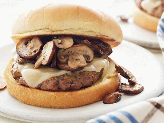 Photo Burger avec galette de boeuf au glaçage à la moutarde et aux champignons