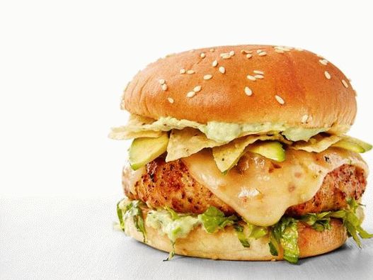 Des hamburgers à la dinde et à l'avocat répartis dans le style tex-mex