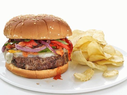 Photo Burgers avec du poivre et des saucisses