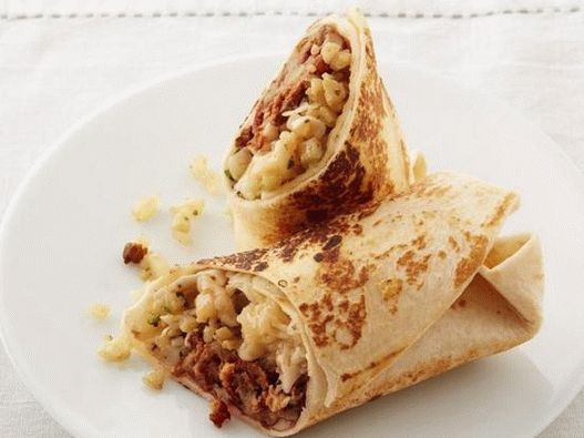 Photo de burrito avec chou-fleur et chorizo