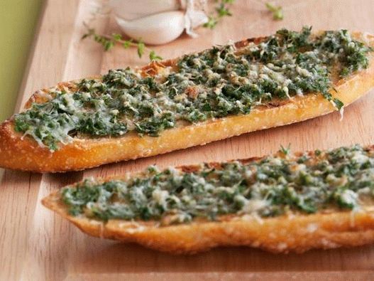 Photo Sandwich avec des pâtes à l'ail et aux herbes cuites au four