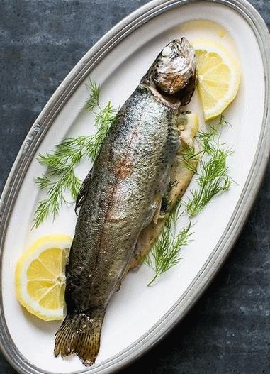 Photo de truite entière grillée