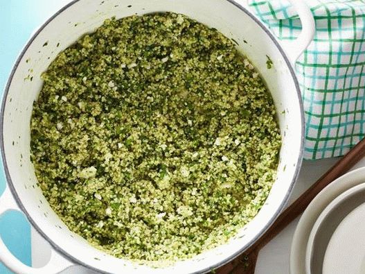 Photo de quinoa à grains entiers avec pâtes vertes épicées