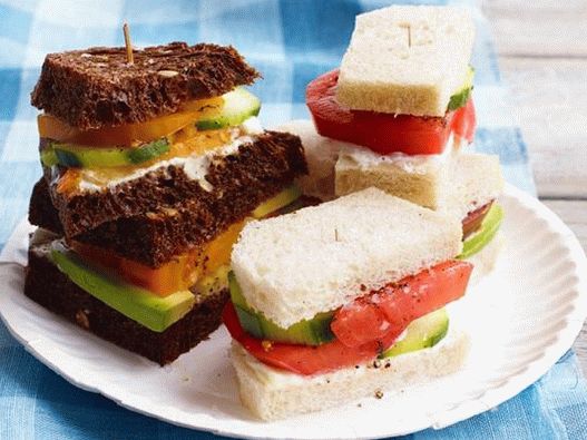 Photo sandwichs au thé avec tomates