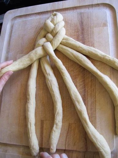 Tisser des tresses pour la pâte de challah