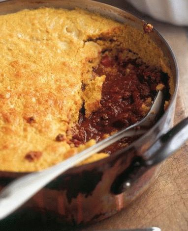 Photo de chili con carne sous une couverture de pain de maïs