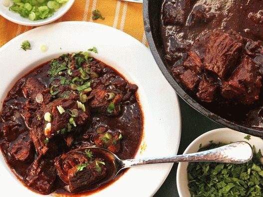 Photo de chili con carne avec du chocolat et de la bière
