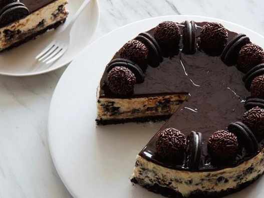 Photo de gâteau au fromage avec des biscuits Oreo et glaçage au chocolat