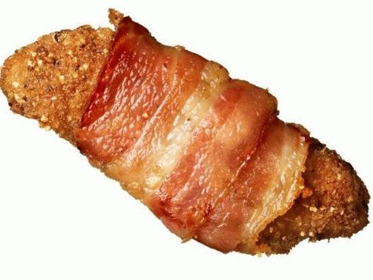 Doigts de poulet enveloppés dans du bacon