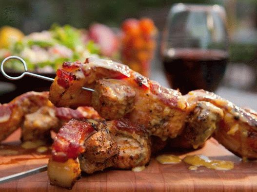 Kebab De Porc Enveloppé Dans Du Bacon