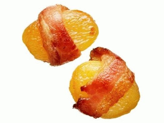 Abricots secs enveloppés dans du bacon