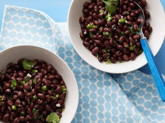 Photo de haricots noirs frits avec des piments rouges