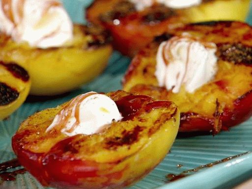 Photo Dessert avec des pêches au sirop