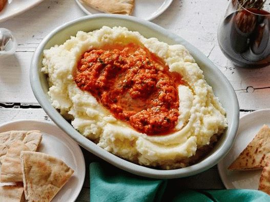 Photo d'une trempette de pommes de terre en purée avec du poivre au four