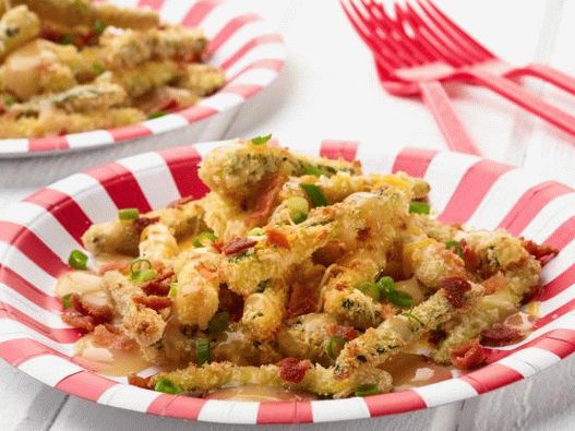 Photo de frites disco de courgettes avec sauce et fromage