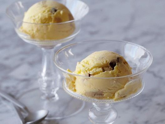 Photo Glace artisanale avec des morceaux de pâte à biscuits et des pépites de chocolat