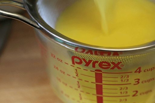 Passer le kurd au citron à travers une passoire