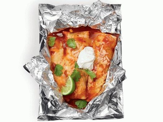 Photo grillée d'Enchiladas dans des emballages d'aluminium