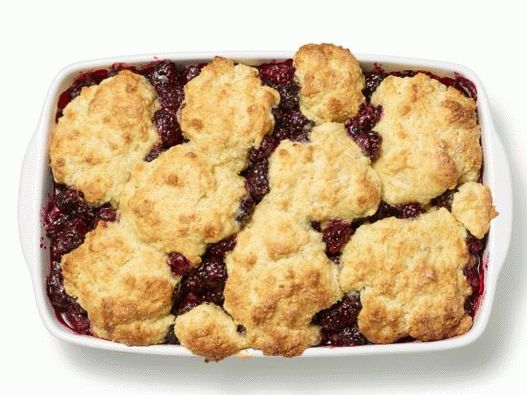 Photo Blackberry cobler sous le couvercle de la pâte